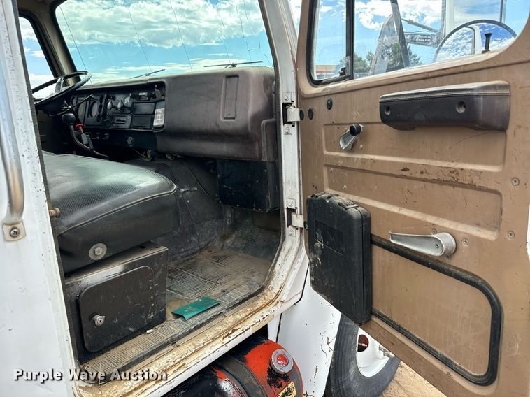 image for item LG9015 1981 International 1854 flatbed truck