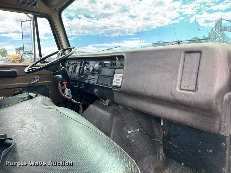 image for item LG9015 1981 International 1854 flatbed truck