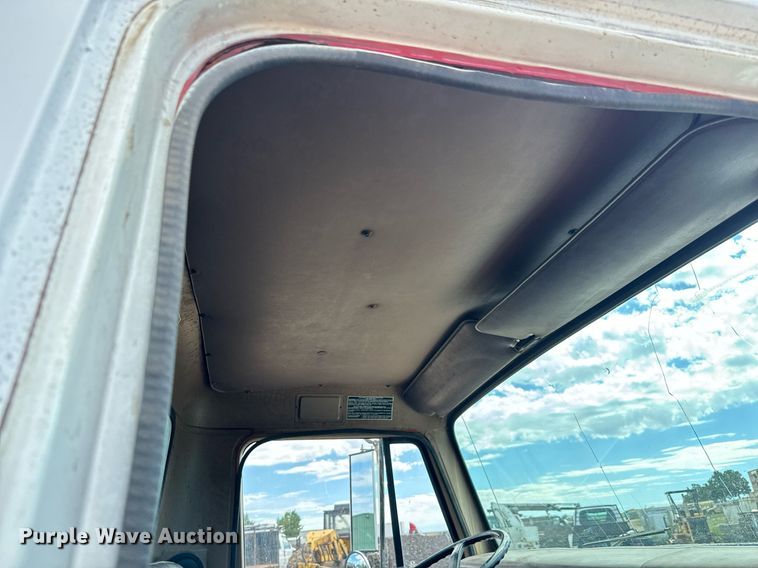 image for item LG9015 1981 International 1854 flatbed truck