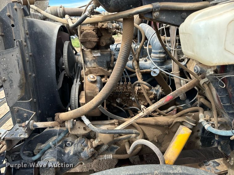 image for item LG9015 1981 International 1854 flatbed truck