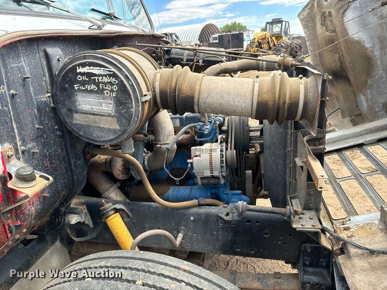 image for item LG9015 1981 International 1854 flatbed truck