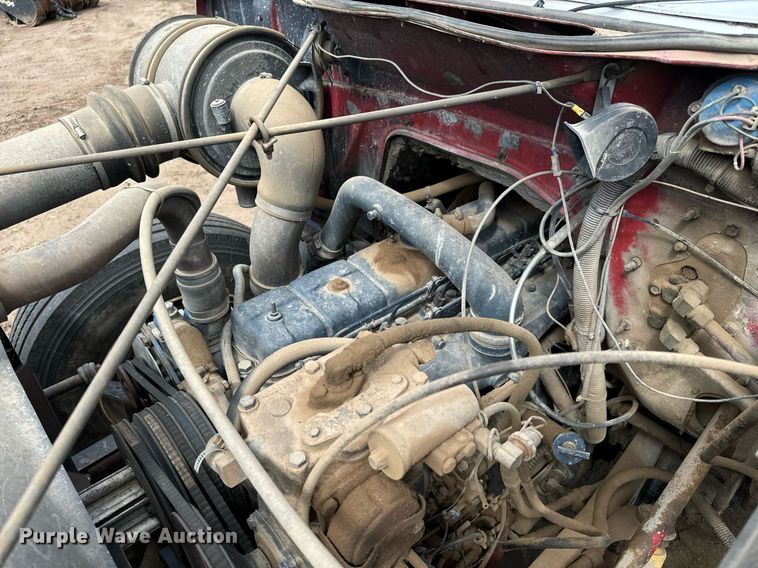 image for item LG9015 1981 International 1854 flatbed truck