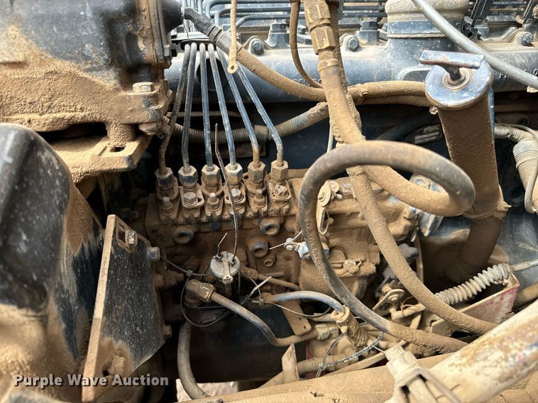 image for item LG9015 1981 International 1854 flatbed truck