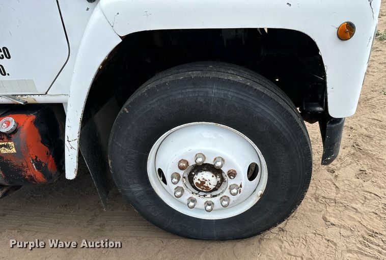 image for item LG9015 1981 International 1854 flatbed truck