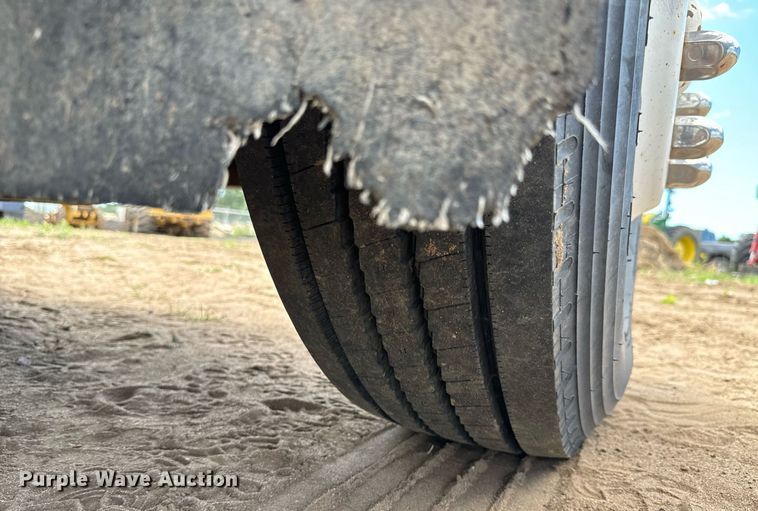 image for item LG9015 1981 International 1854 flatbed truck