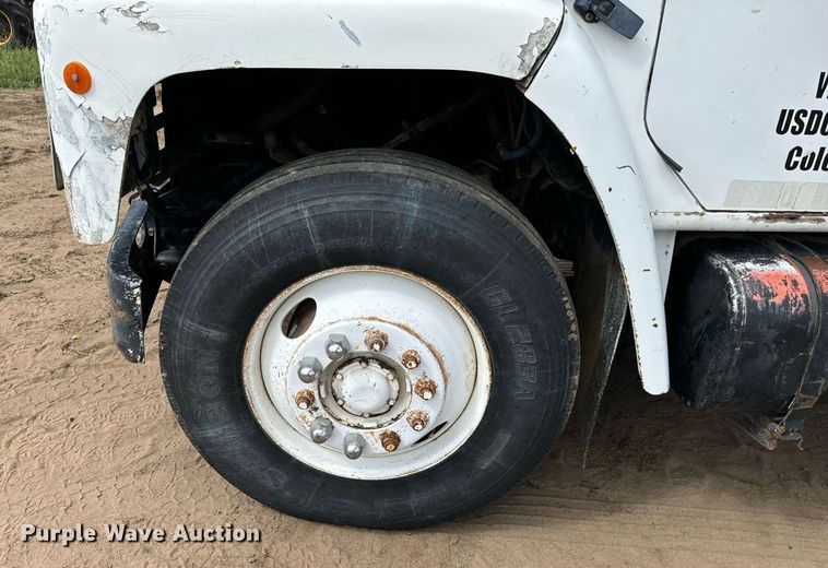 image for item LG9015 1981 International 1854 flatbed truck