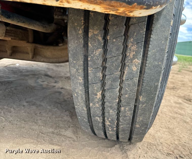 image for item LG9015 1981 International 1854 flatbed truck