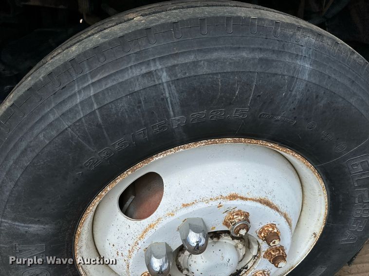 image for item LG9015 1981 International 1854 flatbed truck