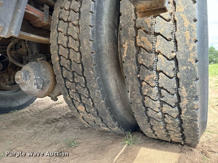 image for item LG9015 1981 International 1854 flatbed truck