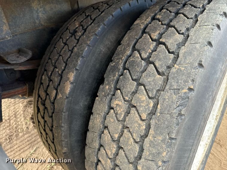 image for item LG9015 1981 International 1854 flatbed truck