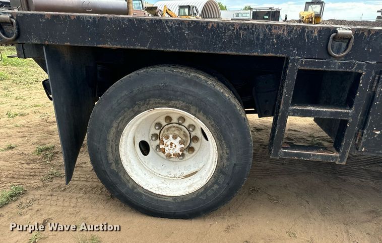 image for item LG9015 1981 International 1854 flatbed truck