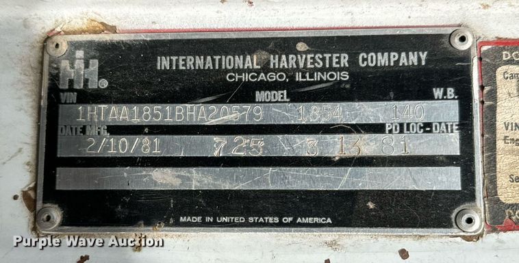 image for item LG9015 1981 International 1854 flatbed truck