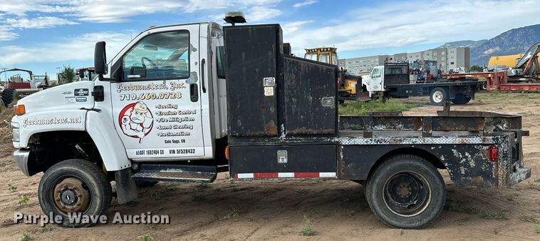 image for item LG9016 2005 Chevrolet C4500 flatbed truck