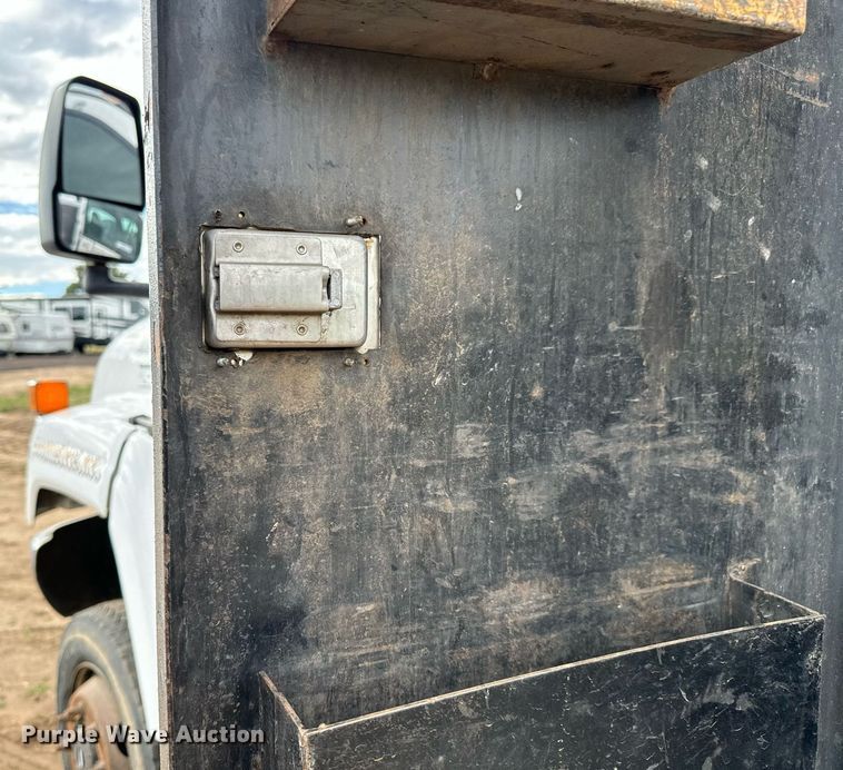 image for item LG9016 2005 Chevrolet C4500 flatbed truck