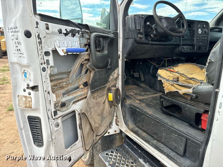 image for item LG9016 2005 Chevrolet C4500 flatbed truck