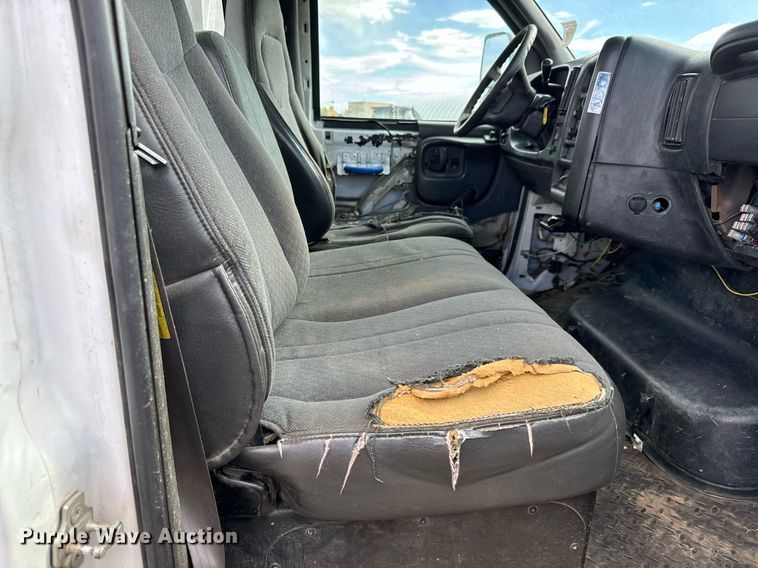 image for item LG9016 2005 Chevrolet C4500 flatbed truck