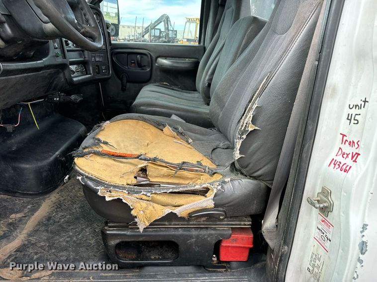 image for item LG9016 2005 Chevrolet C4500 flatbed truck