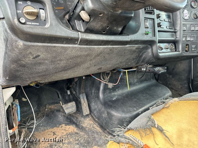 image for item LG9016 2005 Chevrolet C4500 flatbed truck