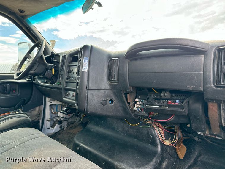 image for item LG9016 2005 Chevrolet C4500 flatbed truck