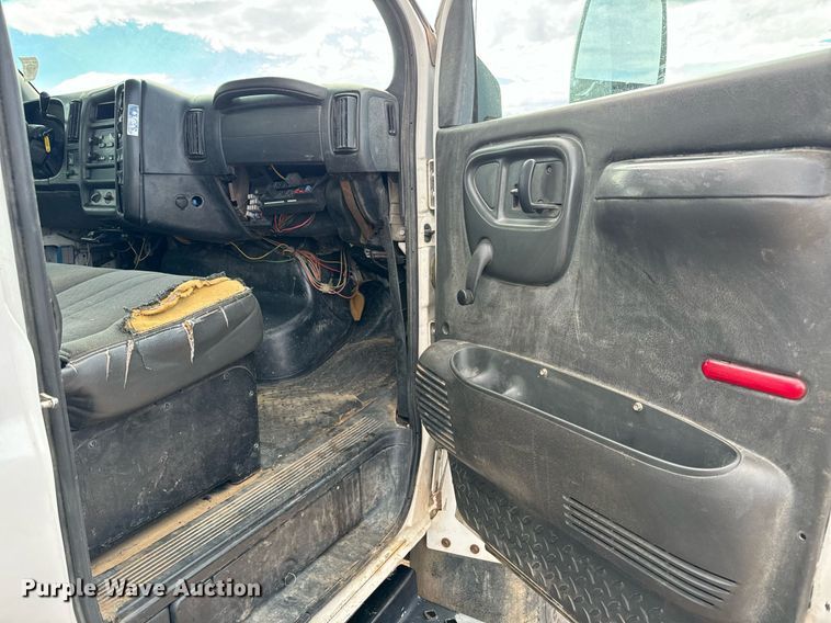 image for item LG9016 2005 Chevrolet C4500 flatbed truck