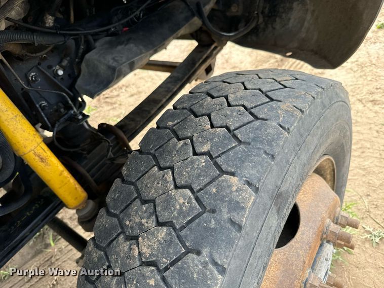 image for item LG9016 2005 Chevrolet C4500 flatbed truck