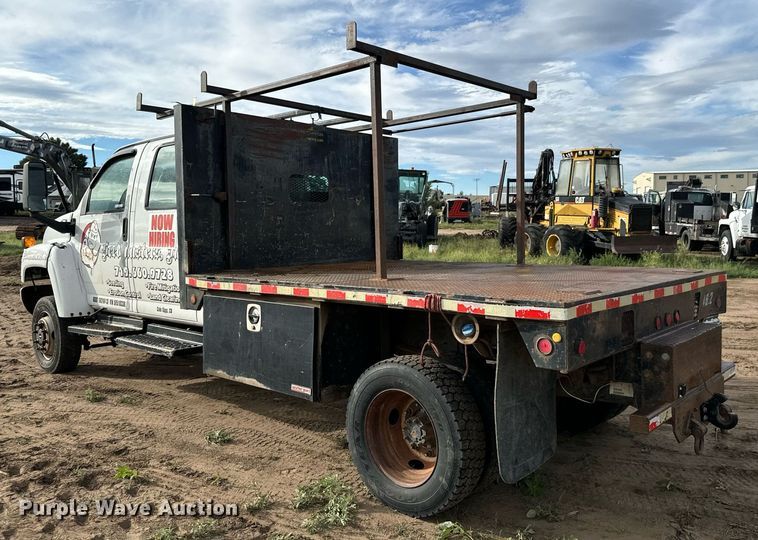 image for item LG9027 2005 GMC  C5500 Crew Cab flatbed truck