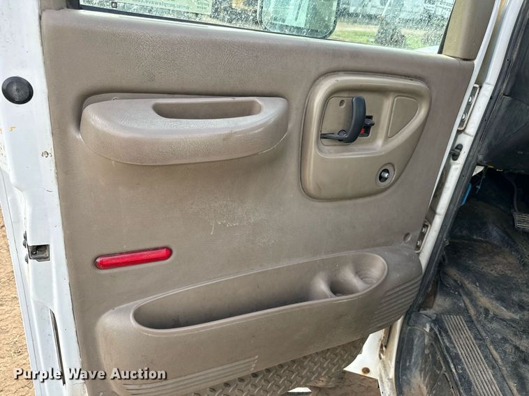 image for item LG9027 2005 GMC  C5500 Crew Cab flatbed truck