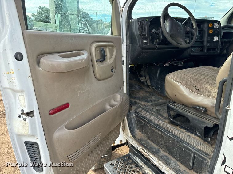 image for item LG9027 2005 GMC  C5500 Crew Cab flatbed truck