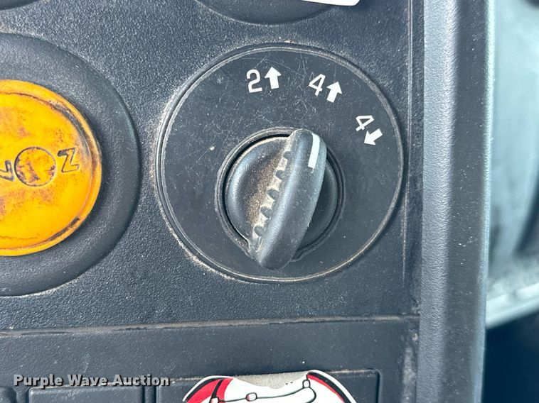 image for item LG9027 2005 GMC  C5500 Crew Cab flatbed truck