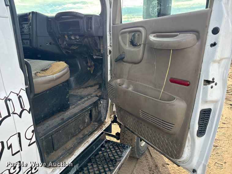 image for item LG9027 2005 GMC  C5500 Crew Cab flatbed truck