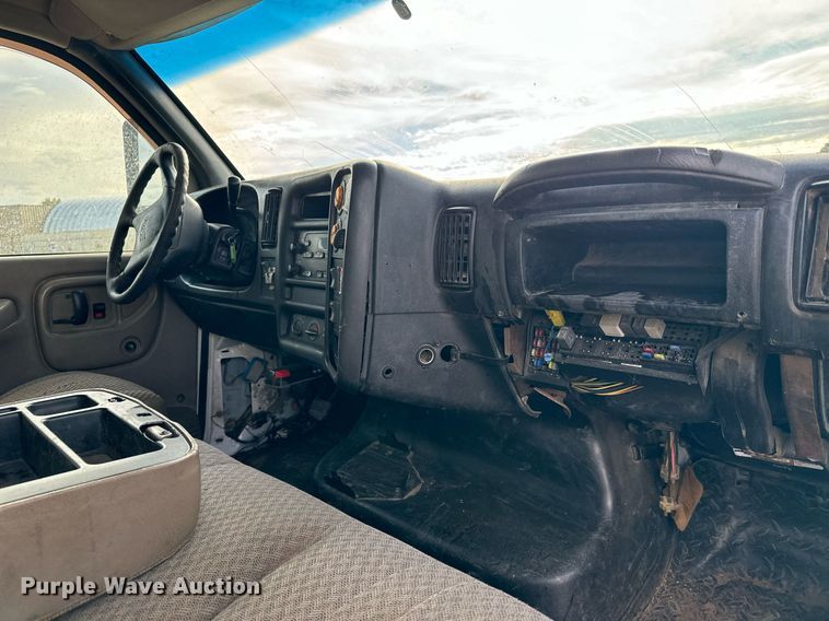 image for item LG9027 2005 GMC  C5500 Crew Cab flatbed truck