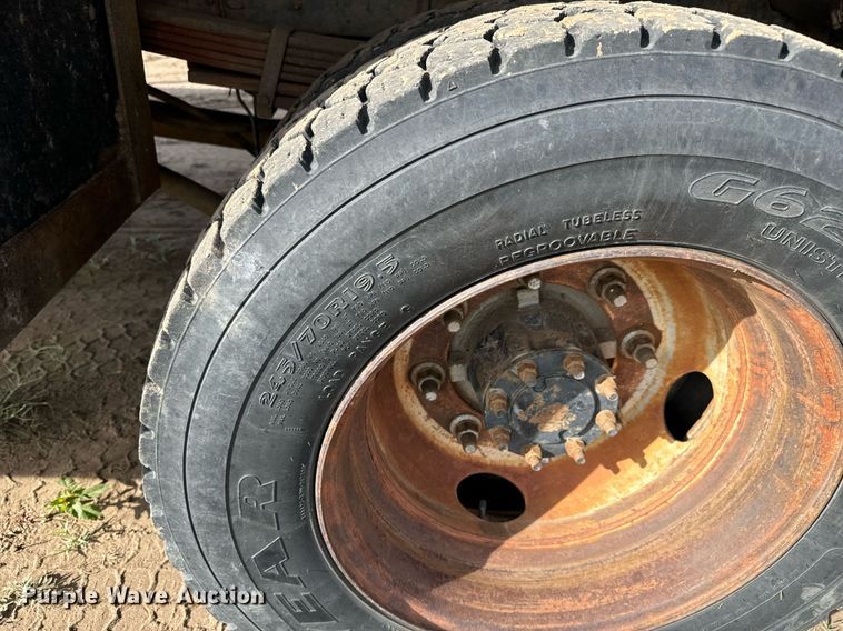 image for item LG9027 2005 GMC  C5500 Crew Cab flatbed truck