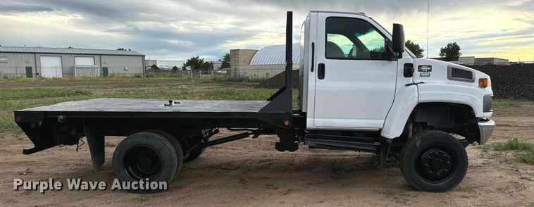 image for item LG9028 2005 GMC C5500 flatbed truck