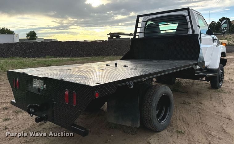 image for item LG9028 2005 GMC C5500 flatbed truck