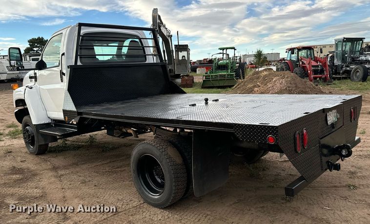 image for item LG9028 2005 GMC C5500 flatbed truck