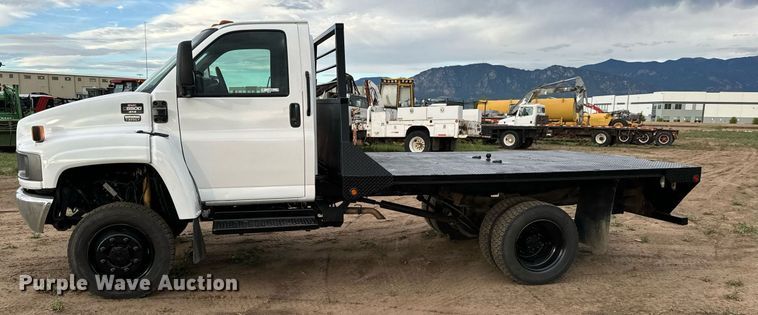 image for item LG9028 2005 GMC C5500 flatbed truck