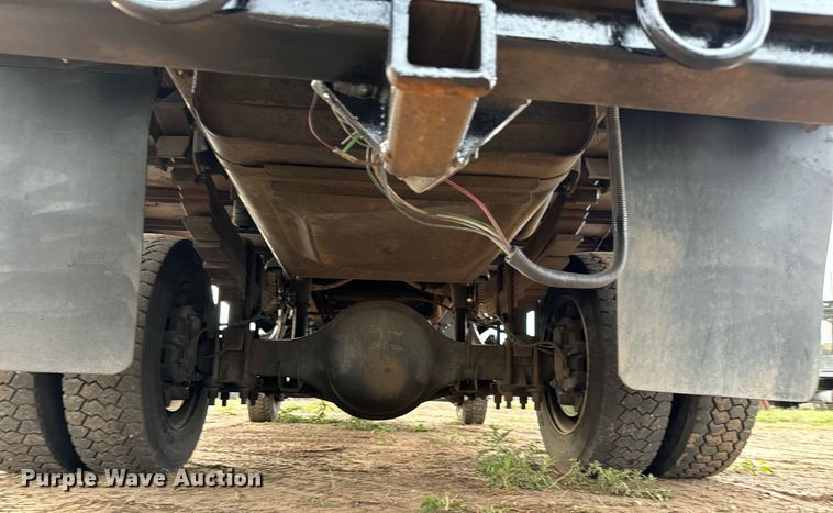 image for item LG9028 2005 GMC C5500 flatbed truck