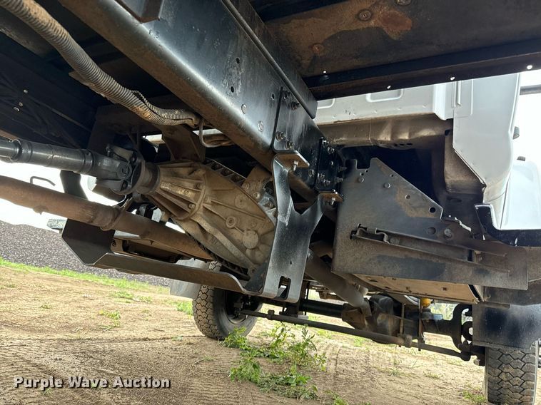 image for item LG9028 2005 GMC C5500 flatbed truck