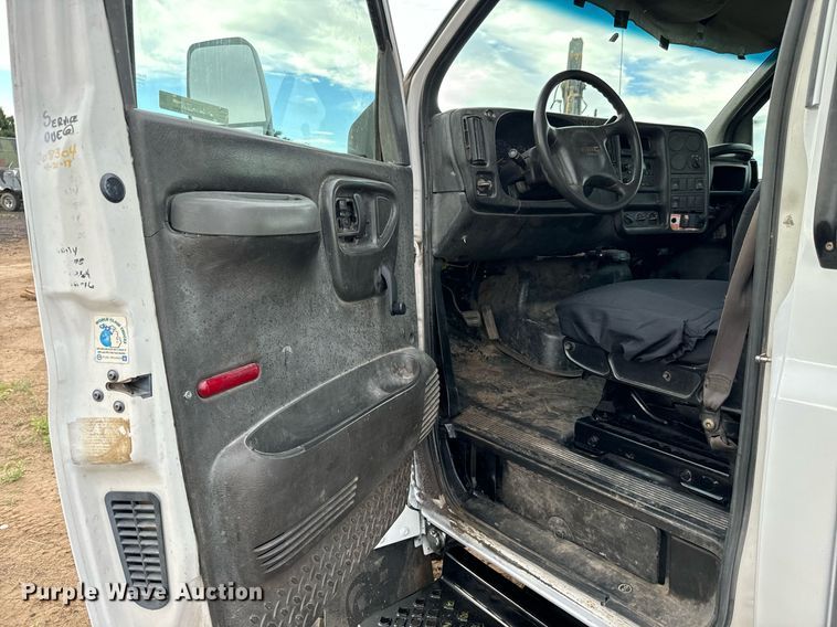 image for item LG9028 2005 GMC C5500 flatbed truck