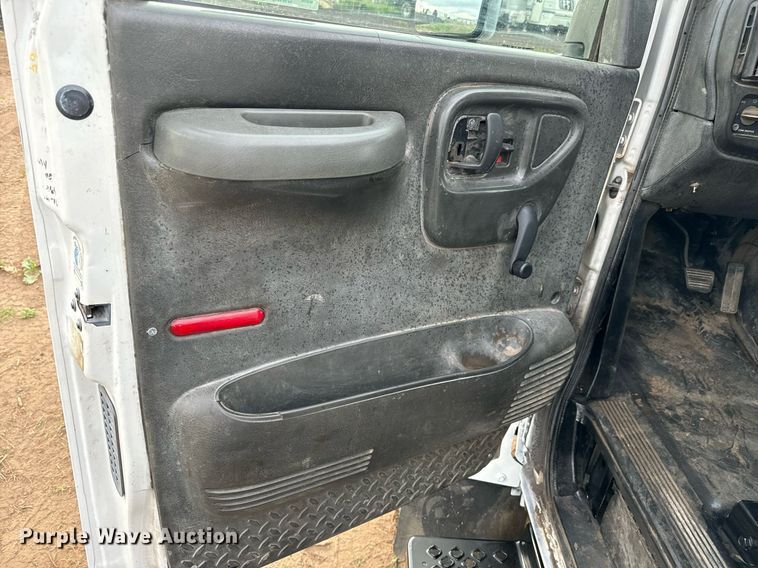 image for item LG9028 2005 GMC C5500 flatbed truck