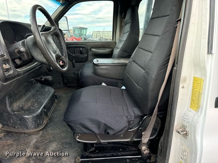 image for item LG9028 2005 GMC C5500 flatbed truck