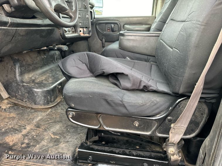 image for item LG9028 2005 GMC C5500 flatbed truck