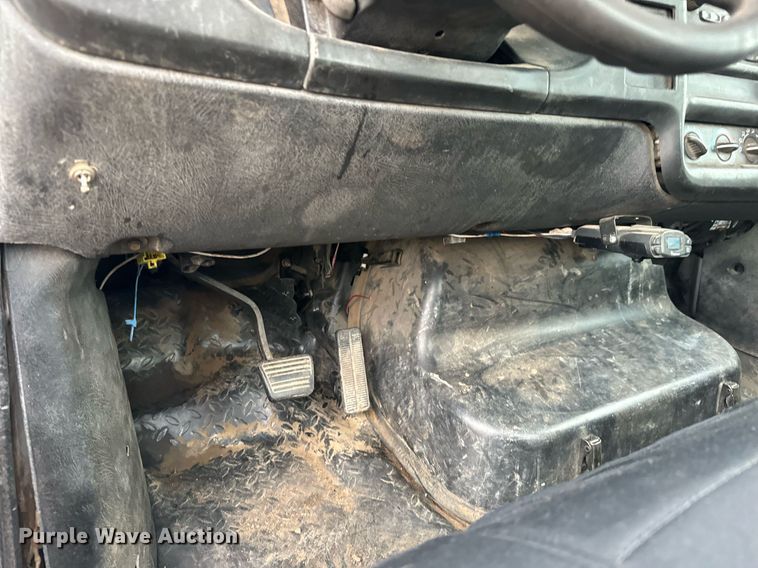 image for item LG9028 2005 GMC C5500 flatbed truck