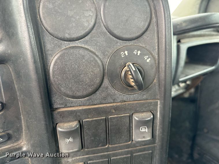 image for item LG9028 2005 GMC C5500 flatbed truck