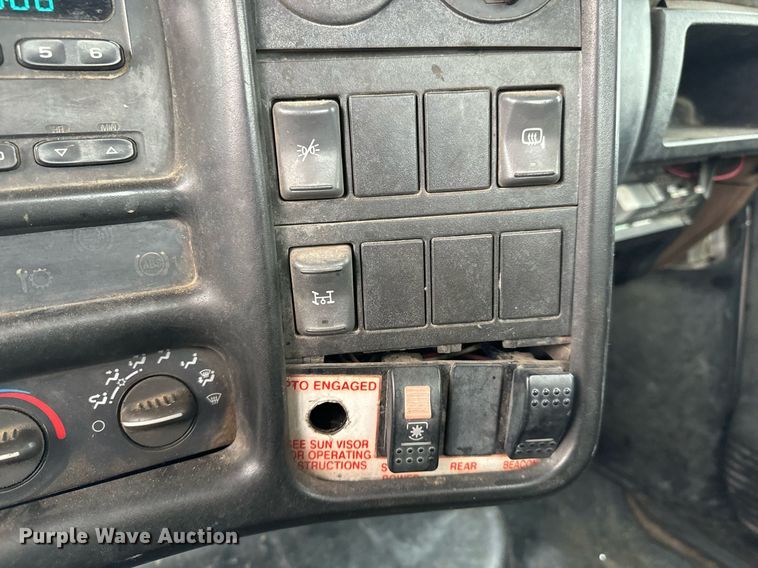 image for item LG9028 2005 GMC C5500 flatbed truck