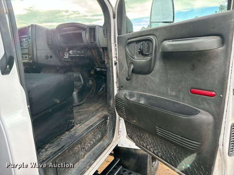 image for item LG9028 2005 GMC C5500 flatbed truck