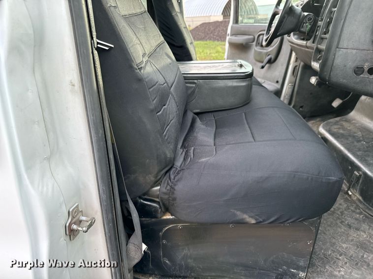 image for item LG9028 2005 GMC C5500 flatbed truck