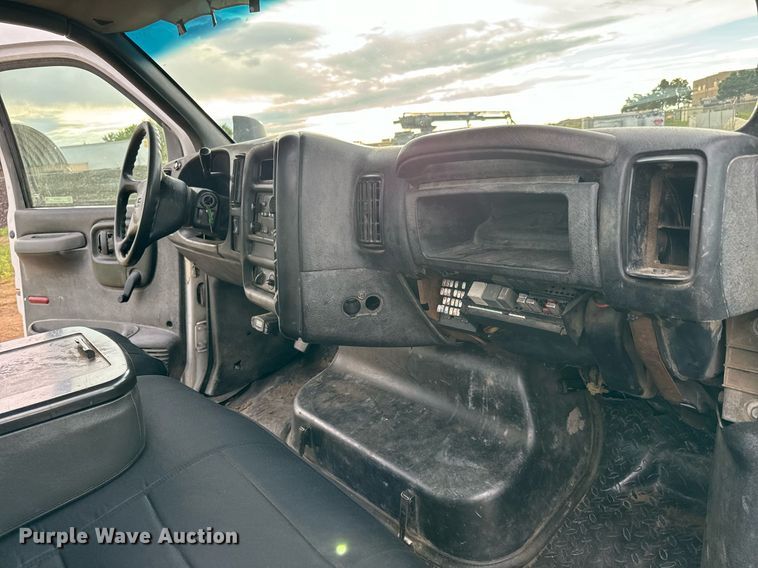 image for item LG9028 2005 GMC C5500 flatbed truck