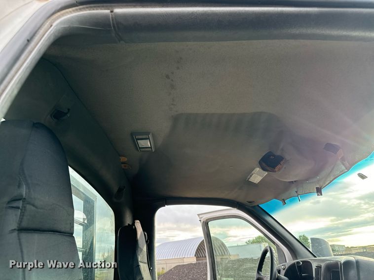 image for item LG9028 2005 GMC C5500 flatbed truck