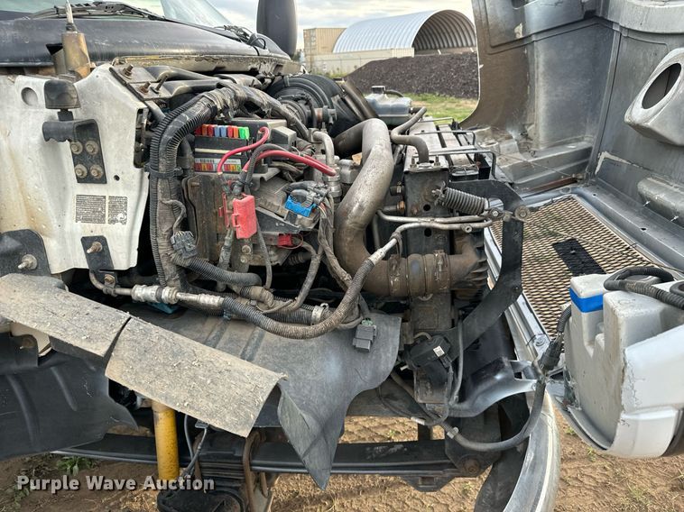 image for item LG9028 2005 GMC C5500 flatbed truck